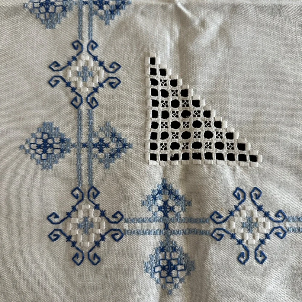 Vintage Hardanger Hand Embroidered Linen Tablecloth Blue White Square 32x32